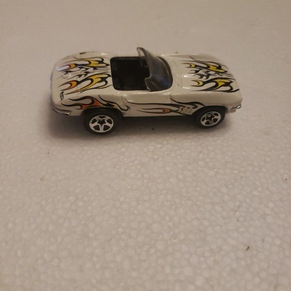 1999 Hot Wheels '65 Chevrolet Corvette White Convertible - Picture 1 of 5